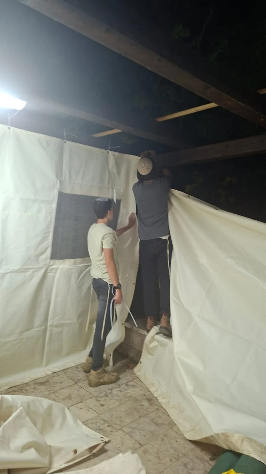 בני הנוער בישוב בית אל בונים את הסוכות לוותיקי הישוב
