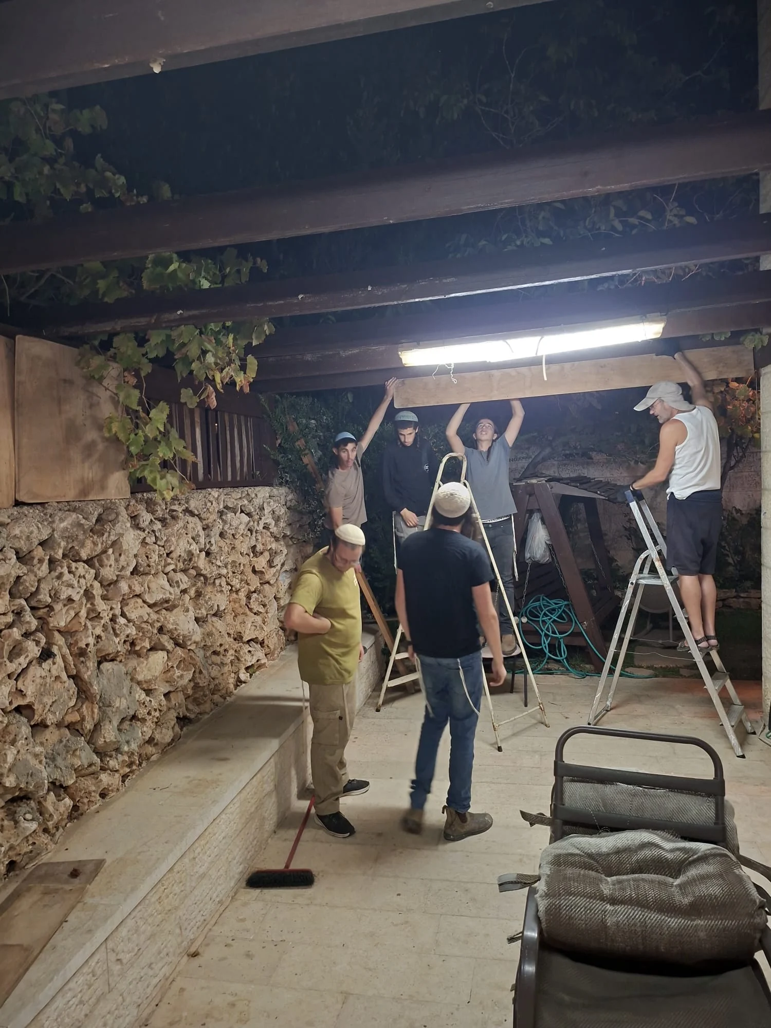 מצדיעים לחלוצים: הנוער בבית אל מתגייס להקים סוכות לוותיקים