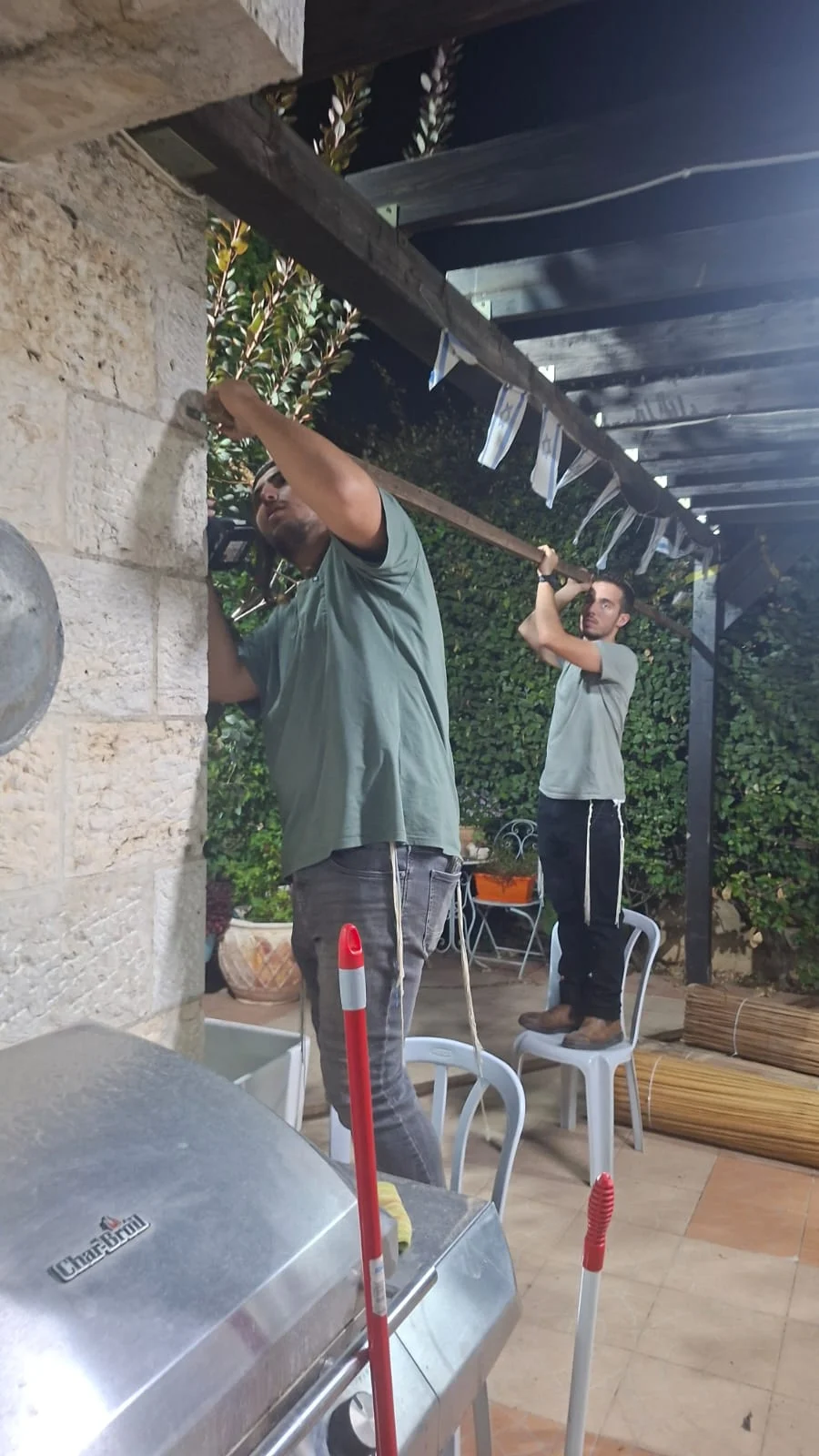 בני הנוער בישוב בית אל בונים את הסוכות לוותיקי הישוב