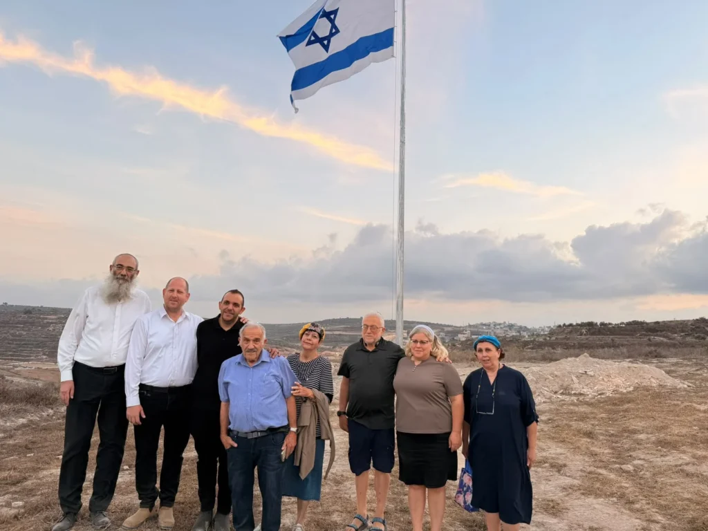 דגל ענק הונף בחוות שער העוז סמוך לקדומים: "כאן כדי להתרחב"