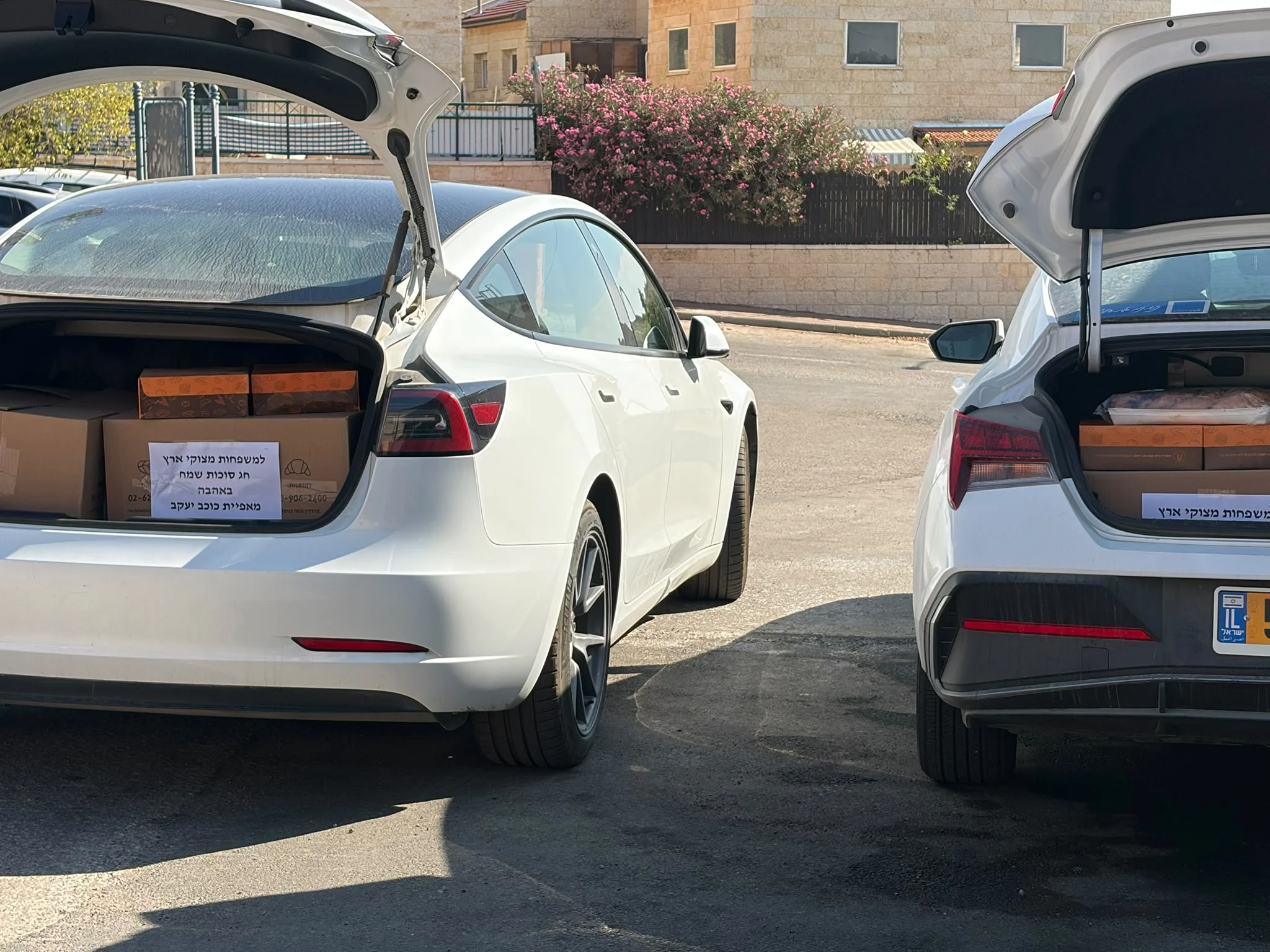 מאפיית כוכב יעקב מפנקת את תושבי היישוב החדש מצוקי ארץ בחלות ומאפים לחג