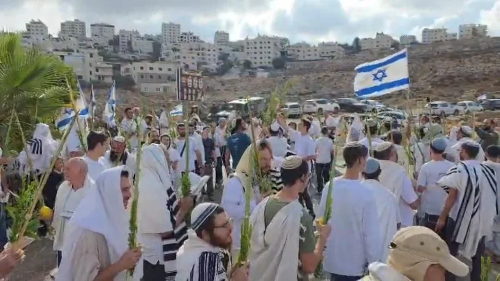 צפו בתיעודים המרגשים: מאות בתפילת חג בכיכר ביתוניא