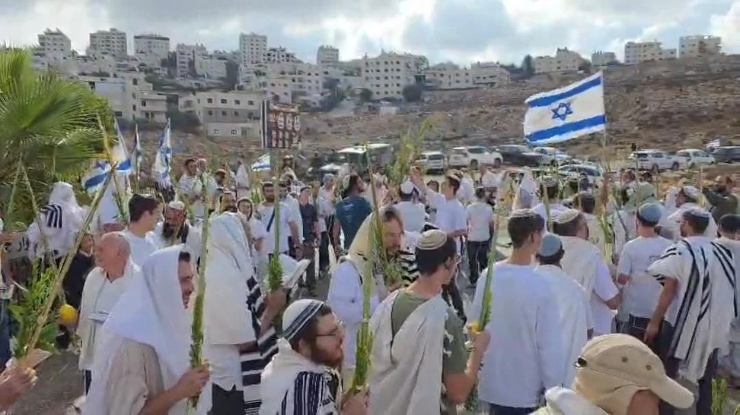 צפו בתיעודים המרגשים: מאות בתפילת חג בכיכר ביתוניא