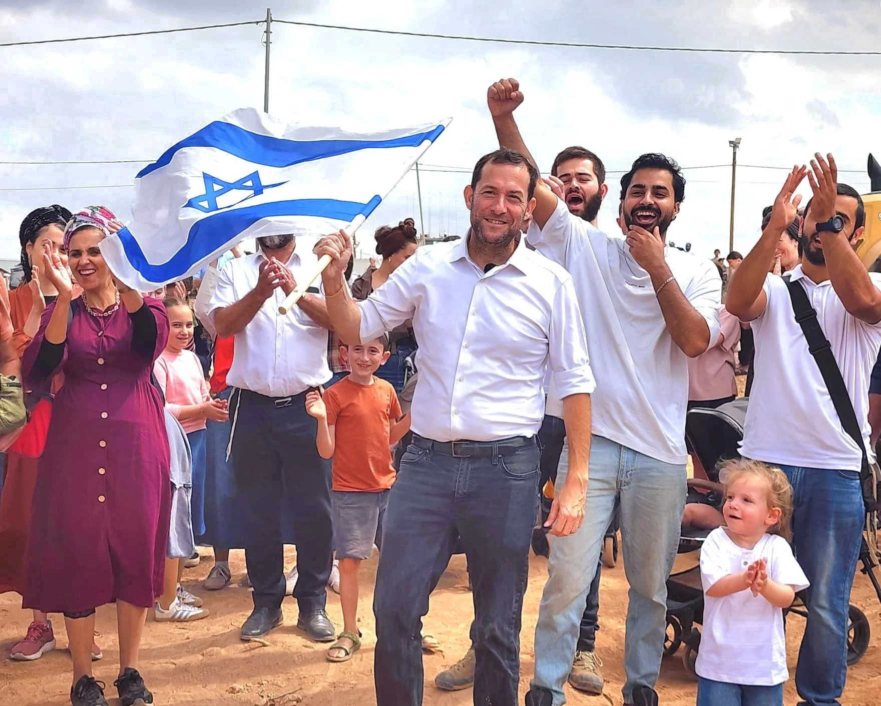 מעל 10,000 צועדים מגנים לכדים: "עם ישראל מנצח"