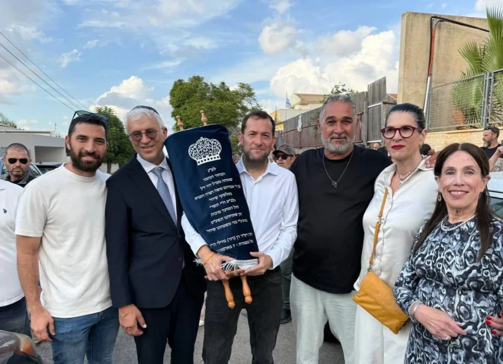 מרגש: ספר תורה לזכר גיבור ישראל רן גווילי הי"ד הוכנס בשומרון