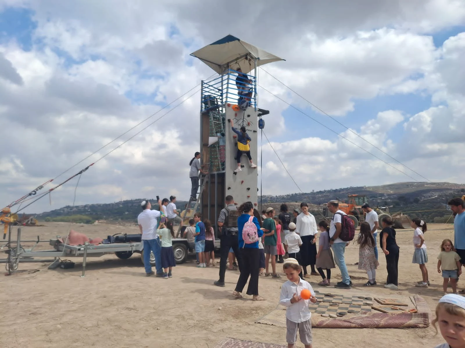 עשרות בני נוער חוגגים בפארקים בקדומים