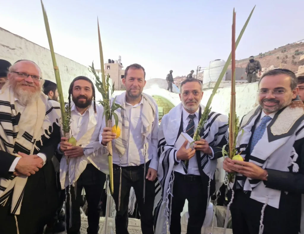 לראשונה זה עשרות שנים: שחרית עם ארבעת המינים בקבר יוסף
