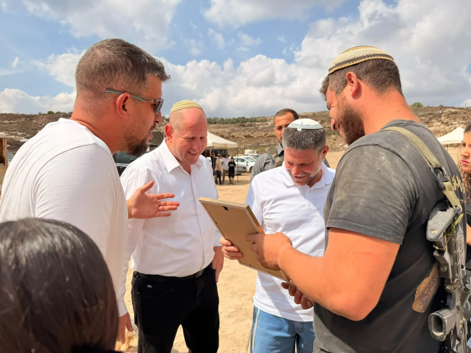 שר האוצר בצלאל סמוטריץ' וראש מועצת קדומים עוזאל ותיק חוגגים בקדומים 