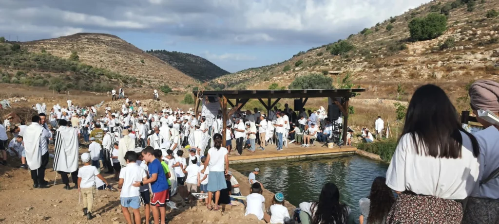 מאות בתפילה במעיין שבו נרצח נתנאל שוקרון הי"ד