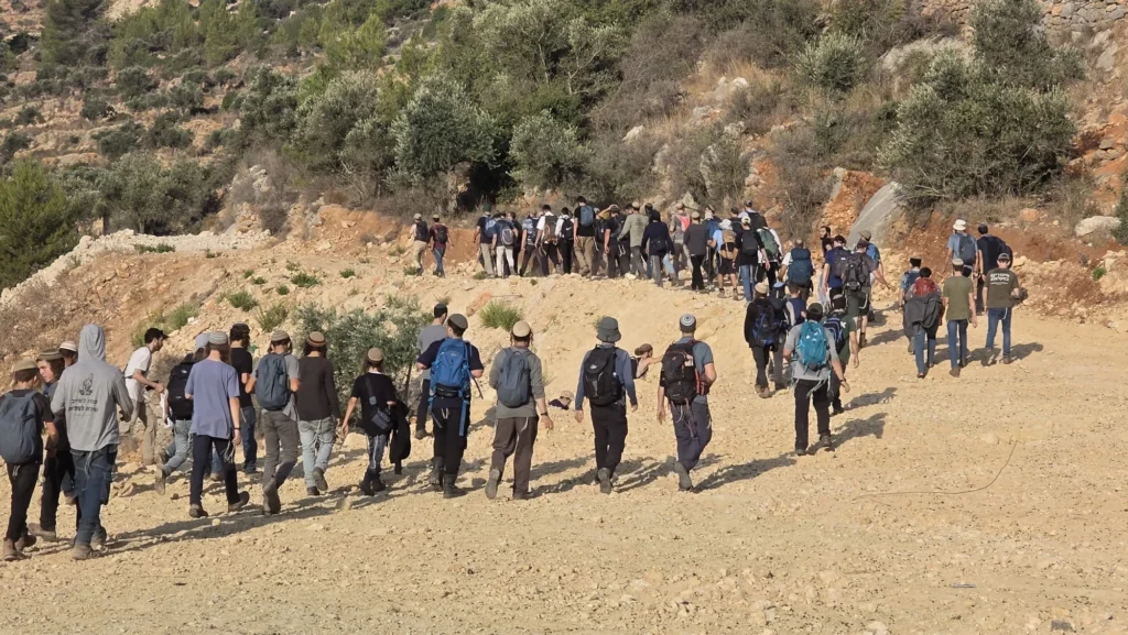 המאבק לפתיחת ציר ולרשטיין עולה שלב: מאות אנשים טיילו בציר