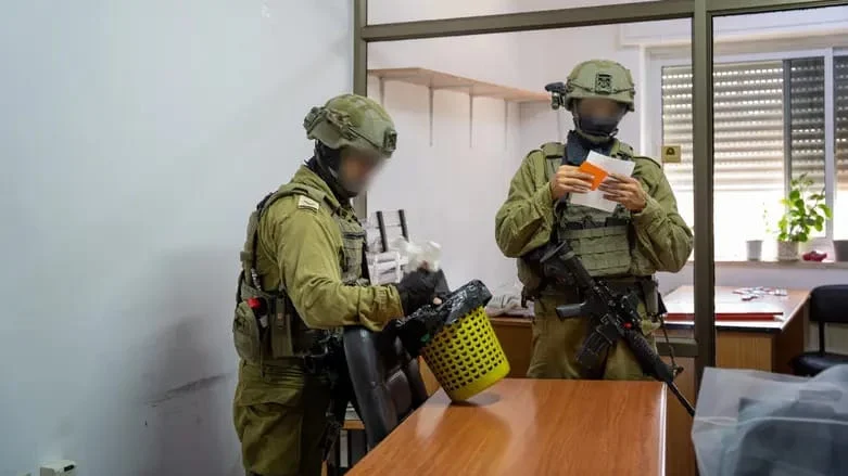 מסווה של 
