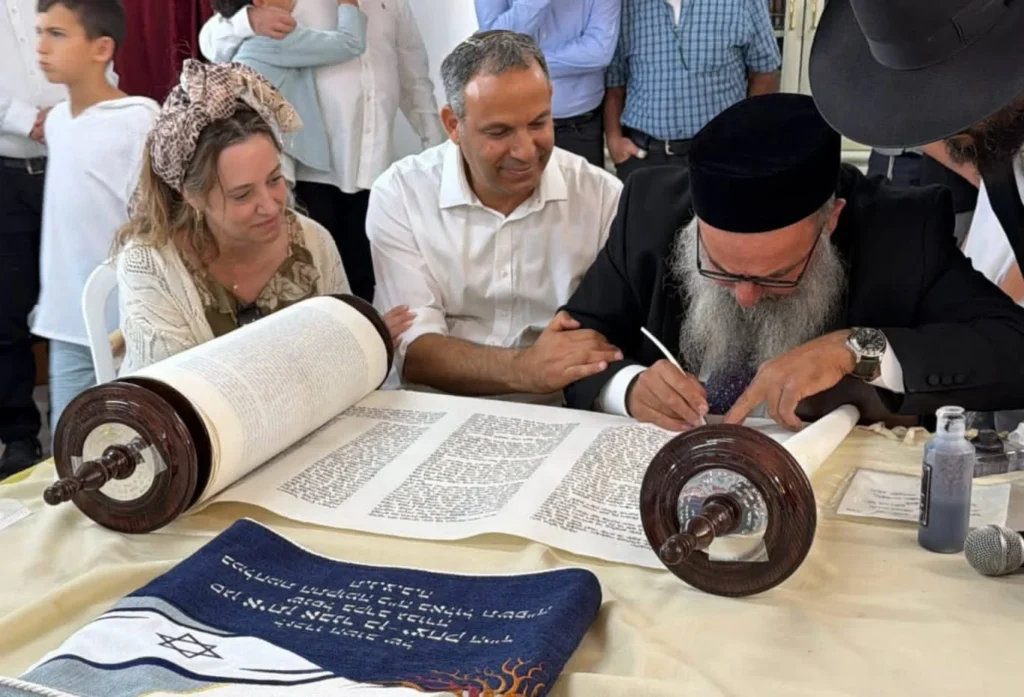 "בחרנו בחיים": ספר תורה הוכנס לרחבעם לזכר איתן בן יצחק הי"ד
