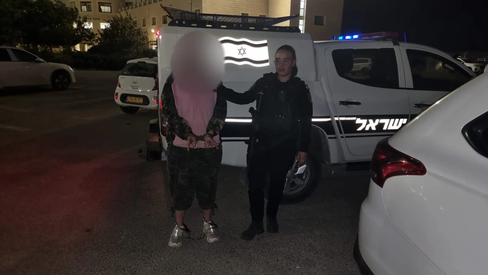 הסיתה נגד ראש הממשלה ונעצרה - החשודה נעצרת על ידי משטרת ישראל 
