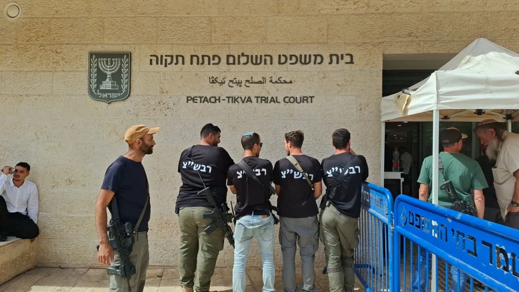 מחאה בדיון על מעצר איש הביטחון: "הועבר לצינוק קטן ולא נחקר"
