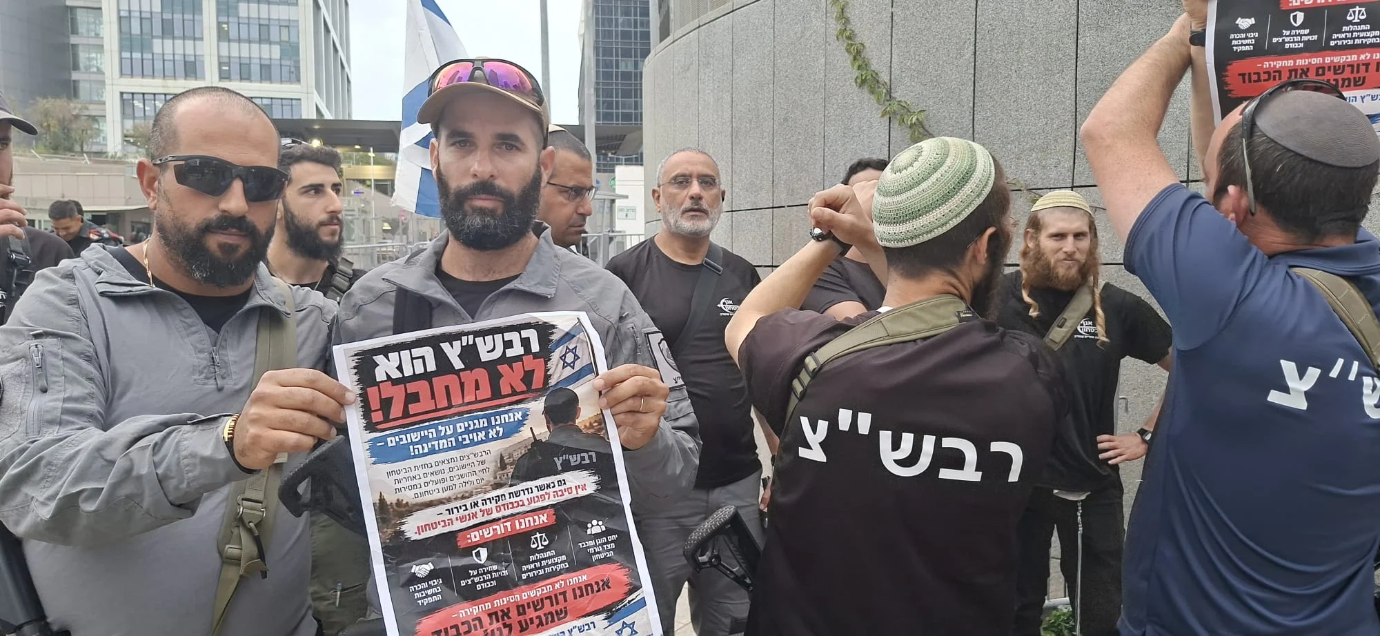 מחאת הרבשצים - עשרות רבשצים חסמו את הדרך לקריה בתל אביב במחאה על מעצר הרבש"ץ מאיתמר