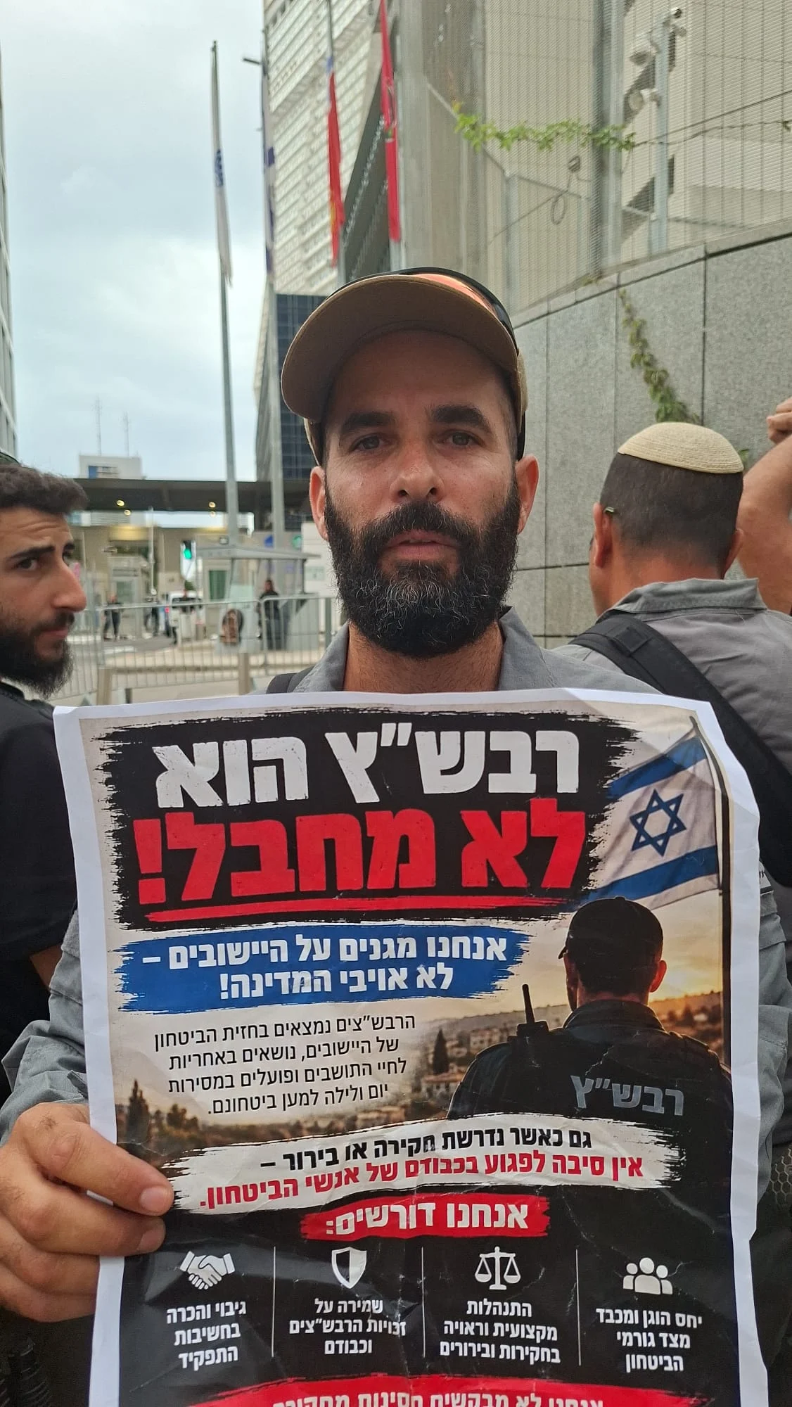 מחאת הרבשצים - עשרות רבשצים חסמו את הדרך לקריה בתל אביב במחאה על מעצר הרבש"ץ מאיתמר