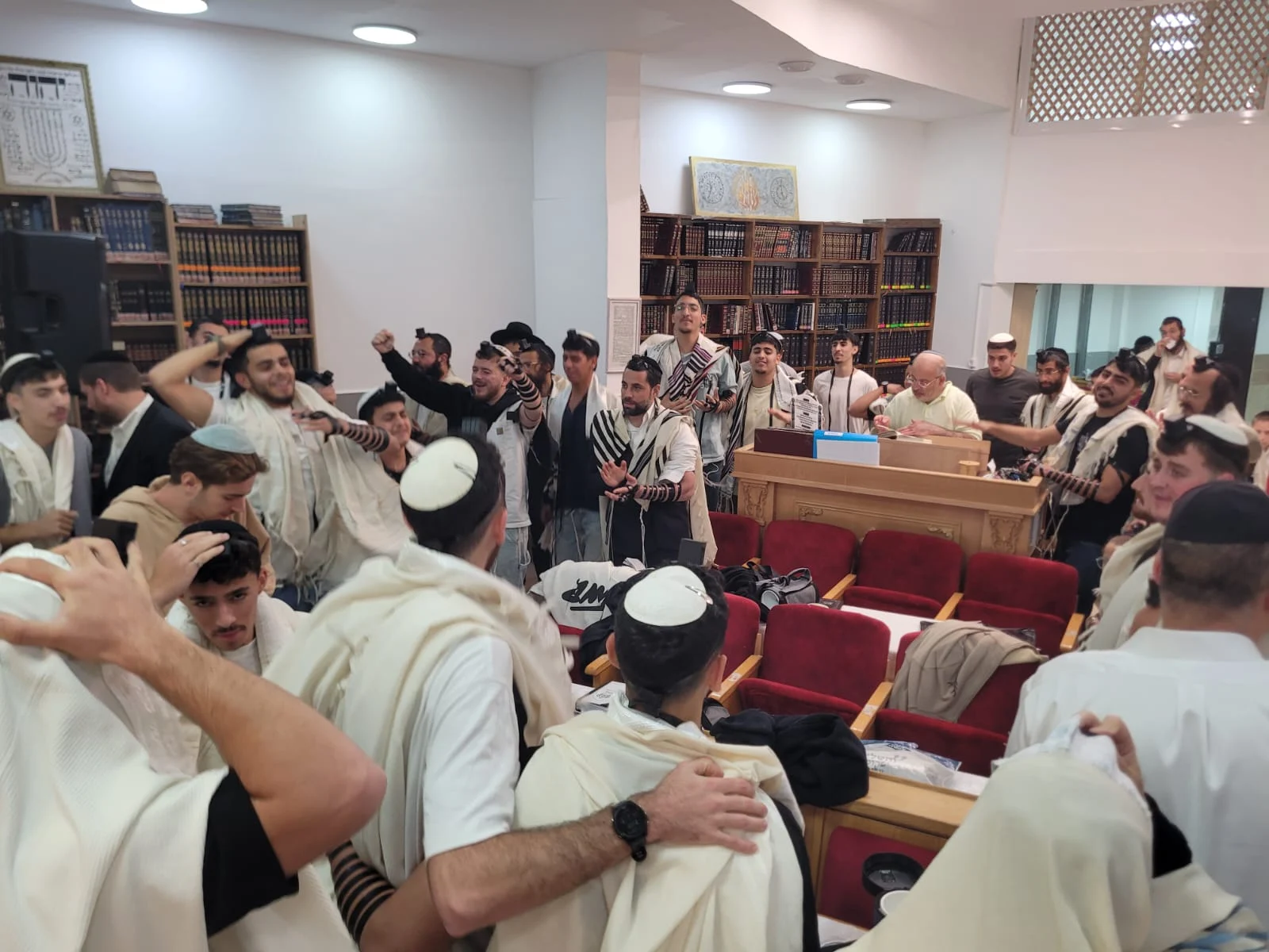 הרב שלום הרוש בביקור חיזוק בישוב תל ציון בבנימין