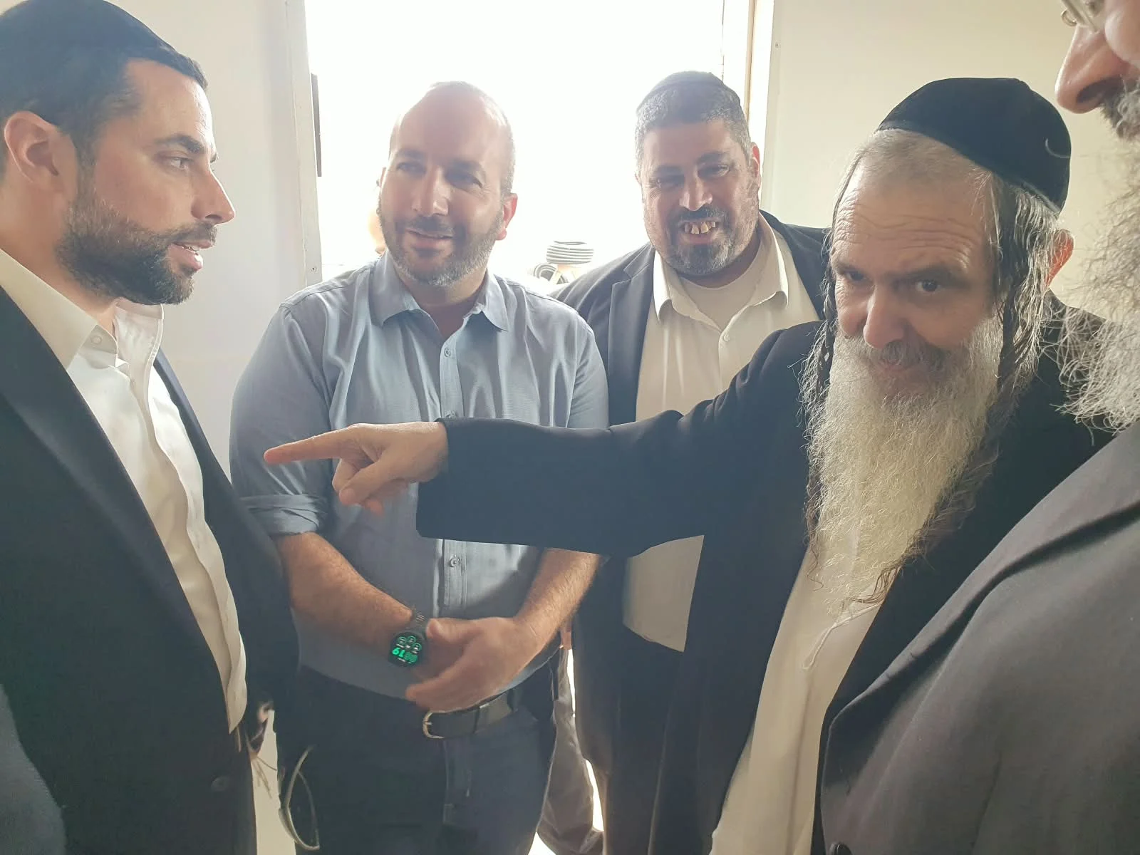 הרב שלום הרוש בביקור חיזוק בישוב תל ציון בבנימין