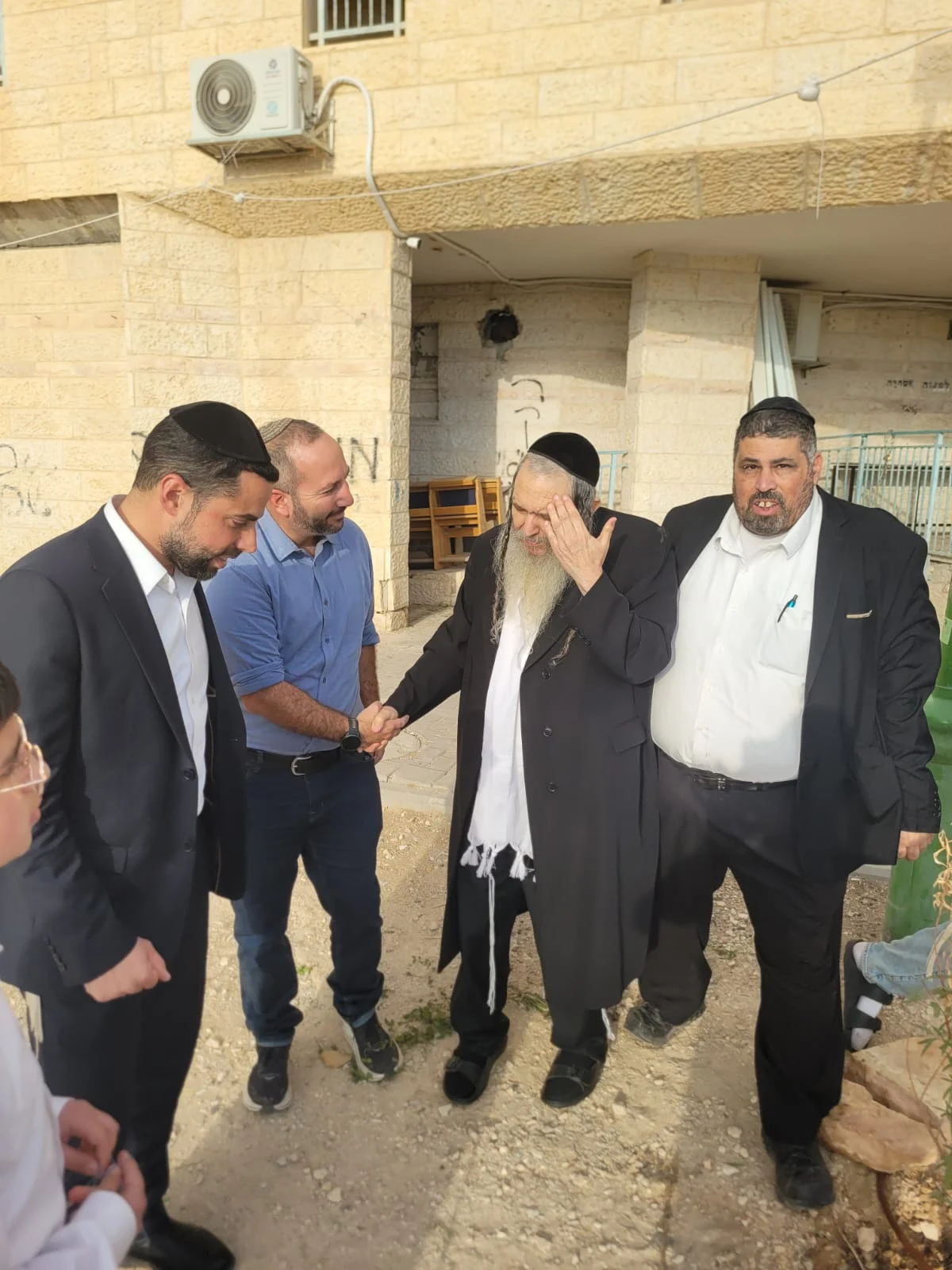 הרב שלום הרוש בביקור חיזוק בישוב תל ציון בבנימין