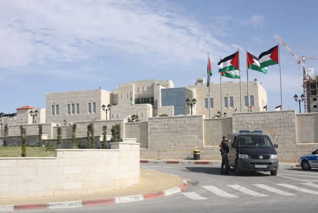 יועץ אבו מאזן מודה: ברשות הפלסטינית מקווים לעליית השמאל