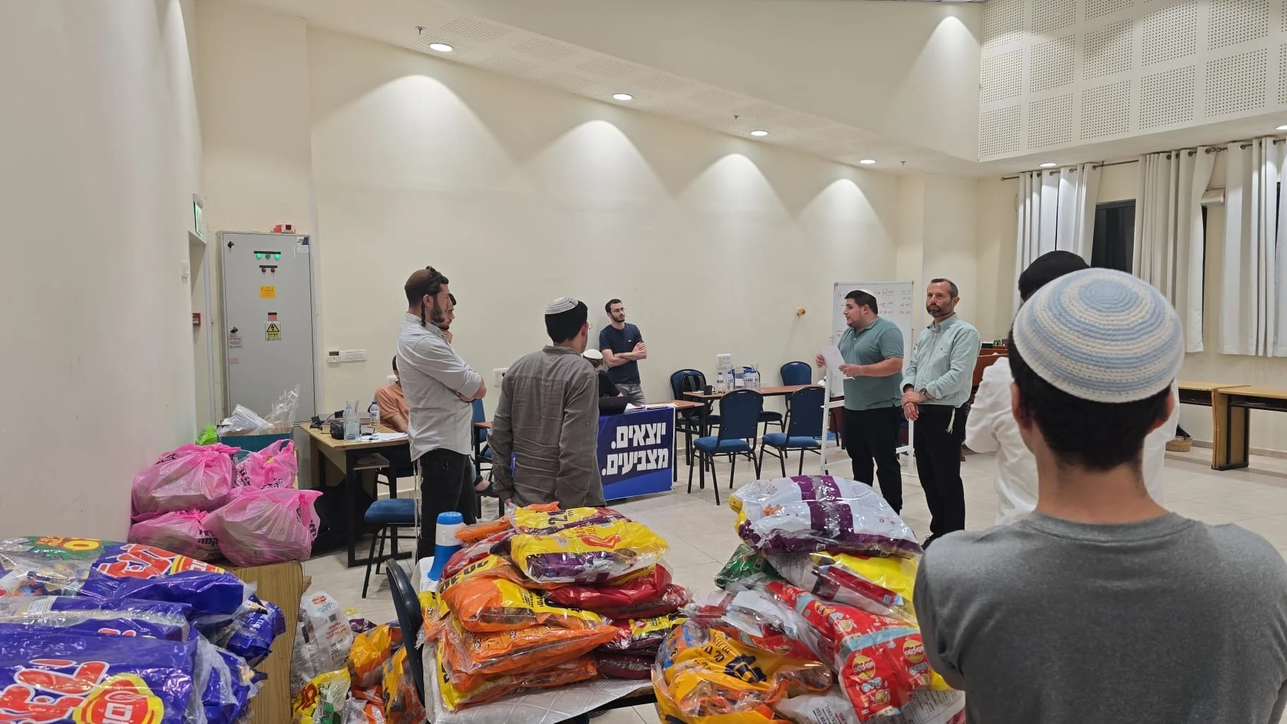 הציוד שמוכן לחלוקה למאות הפעילים מכל רחבי הרשת צפויים להגיע ולהוציא אנשים לקלפיות