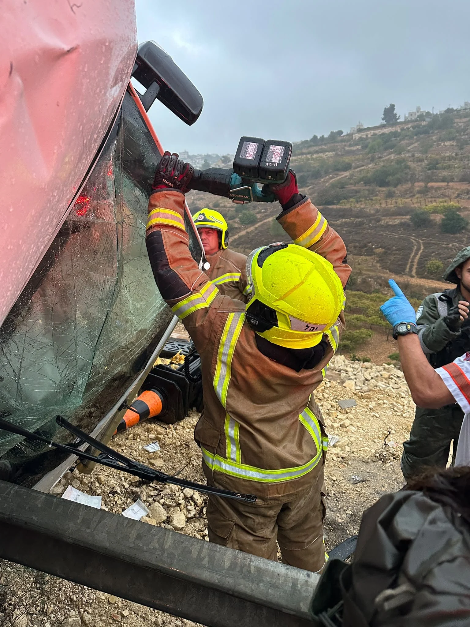 תאונת דרכים קשה בין שתי משאיות בכביש 60 סמוך לכרמי צור - תיעוד מפעולות החילוץ
