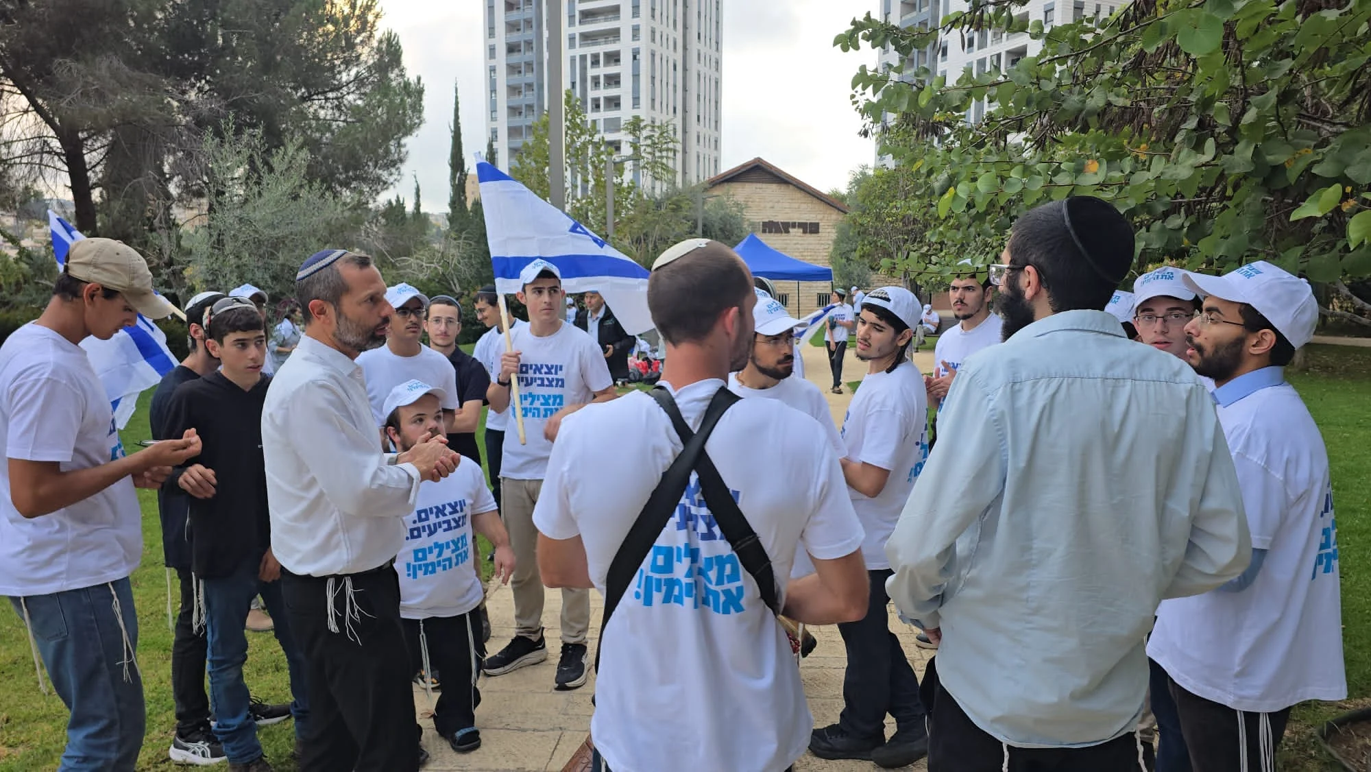 ראש מועצת בנימין ישראל גנץ עם הפעילים
