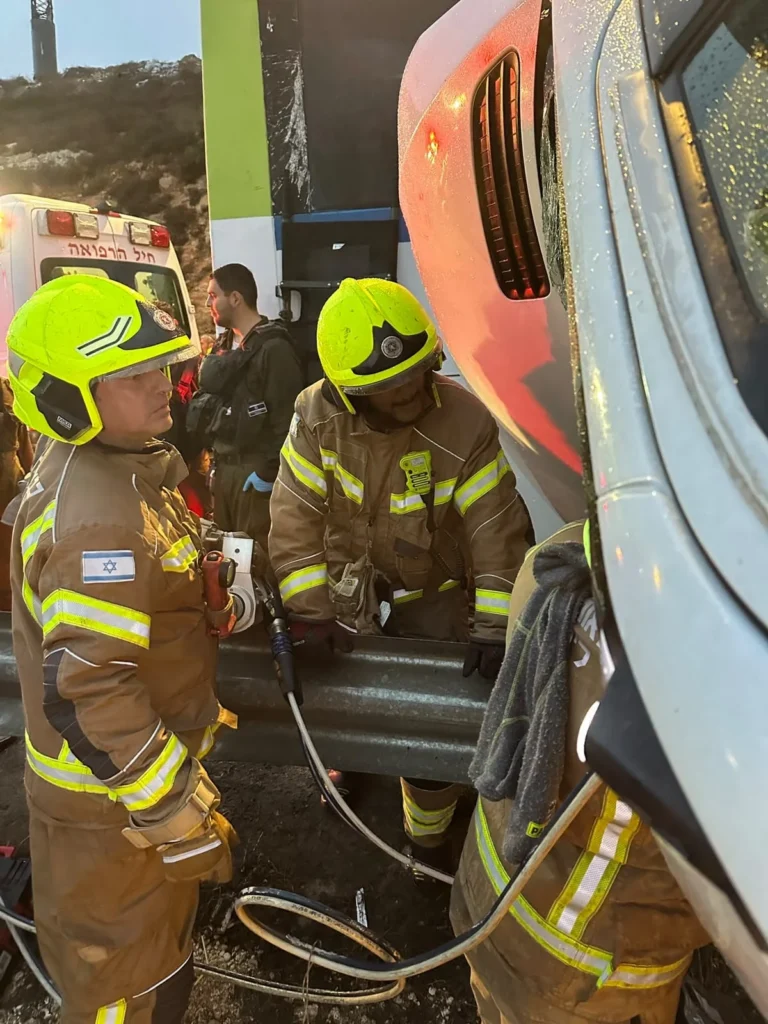חילוץ דרמטי בכביש 60: נהג משאית חולץ במצב קשה