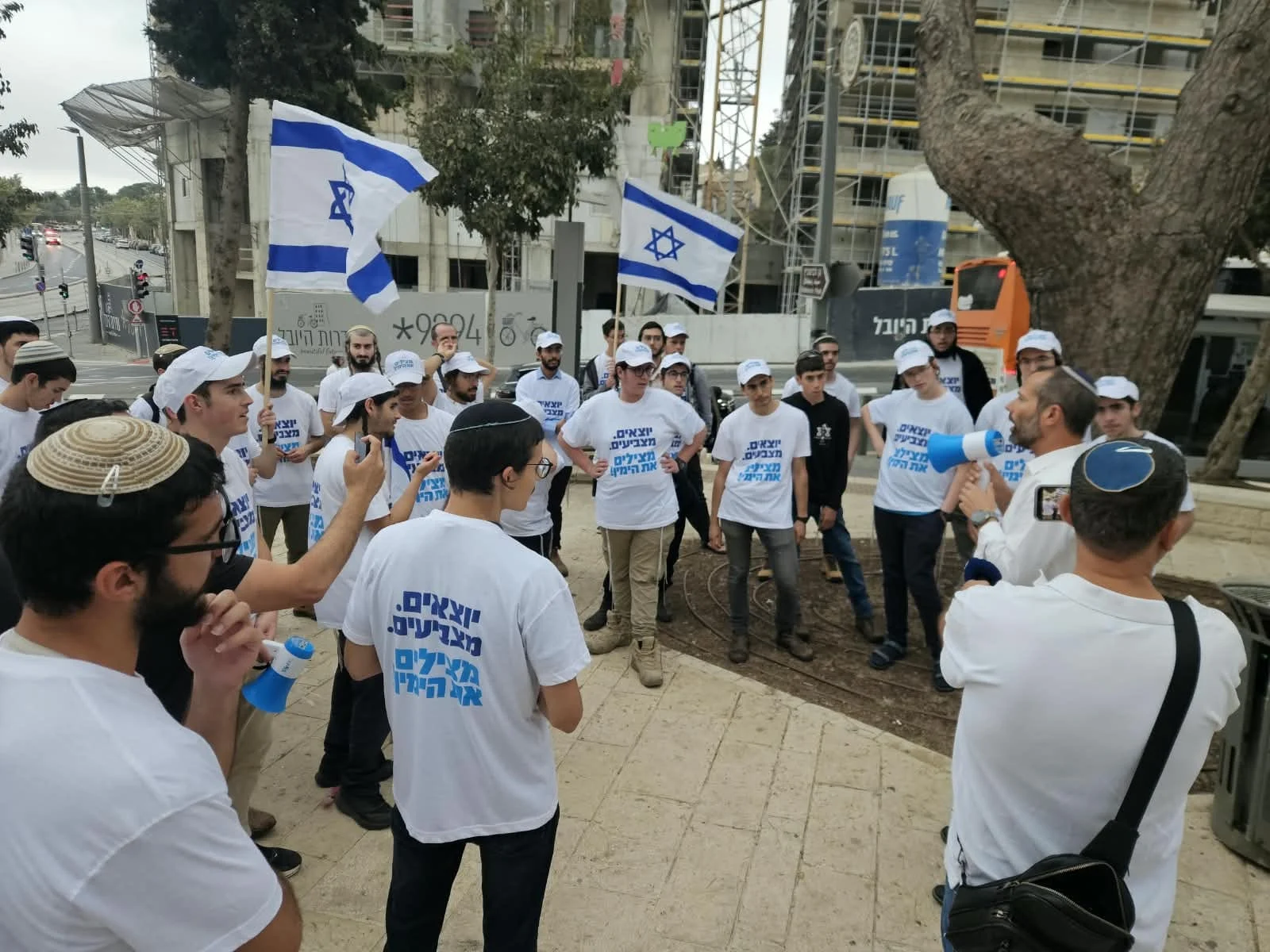 ראש מועצת בנימין ישראל גנץ עם הפעילים