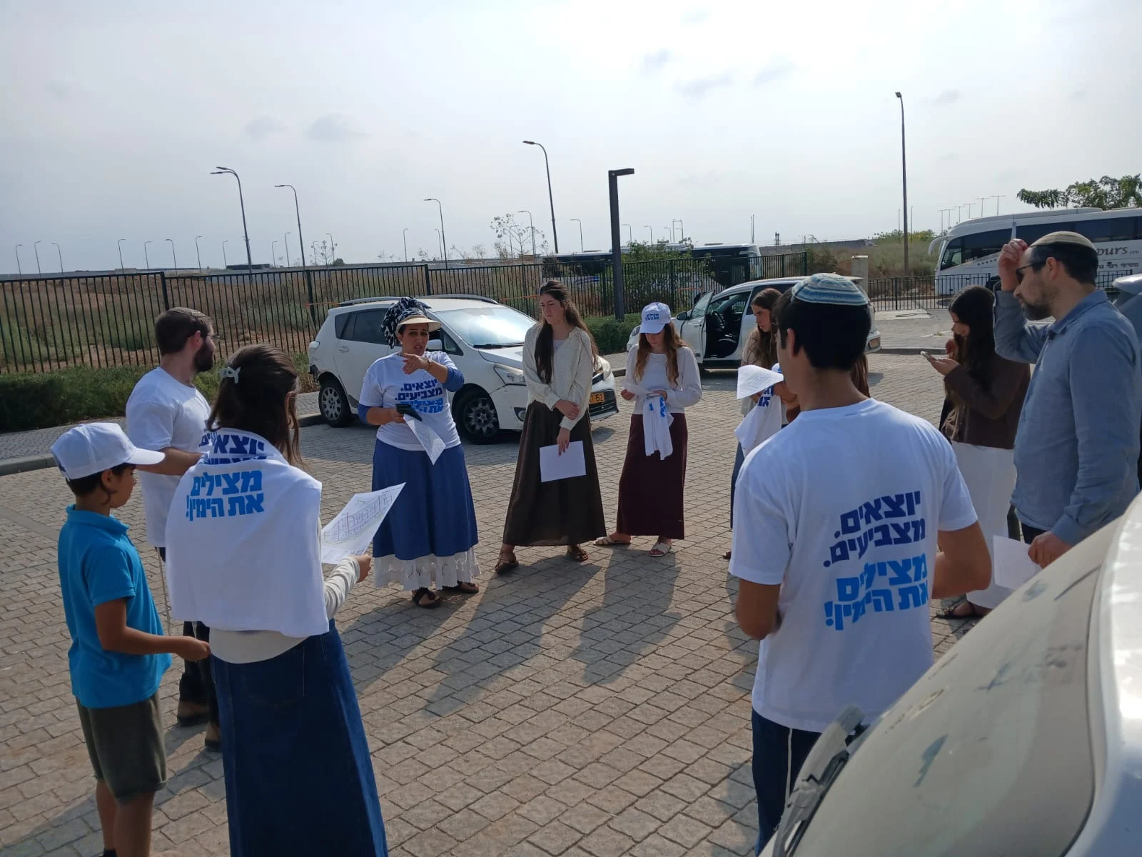 פעילי הימין מוציאים אנשים מהבתים להצביע