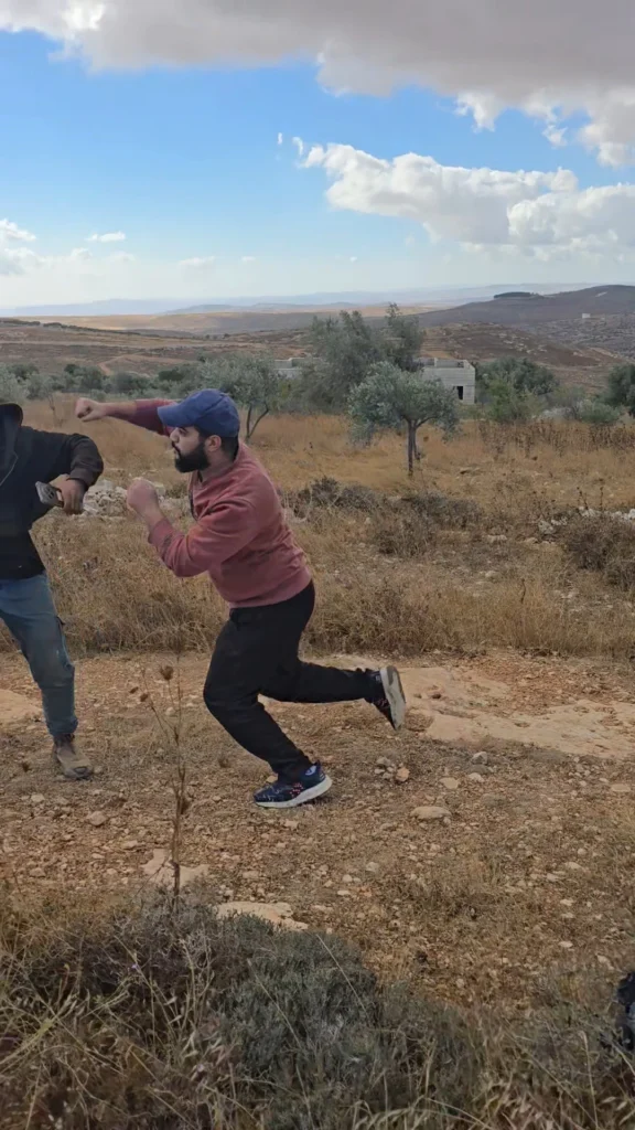 תיעוד: עשרות אנרכיסטים וערבים תקפו רועה צאן בבנימין