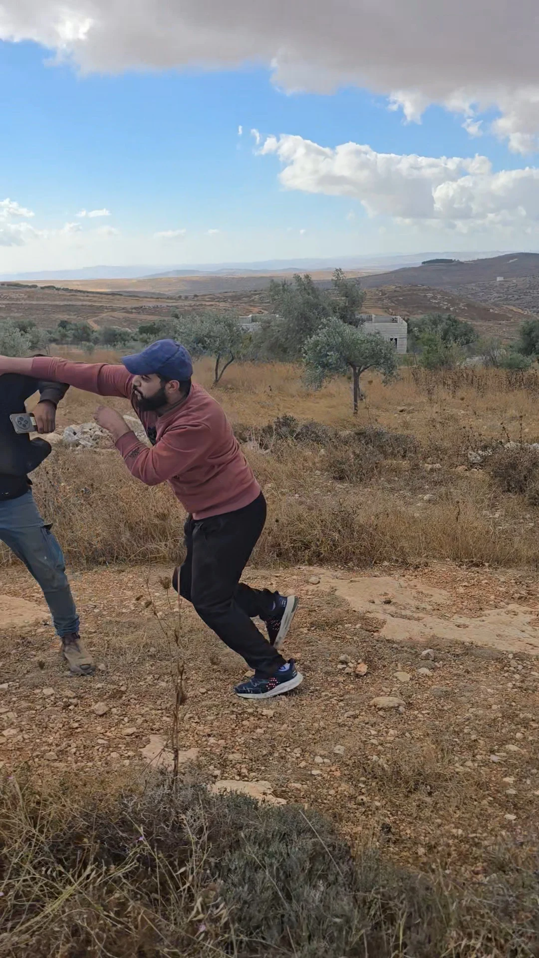 תיעוד: עשרות אנרכיסטים תקפו רועה צאן בבנימין